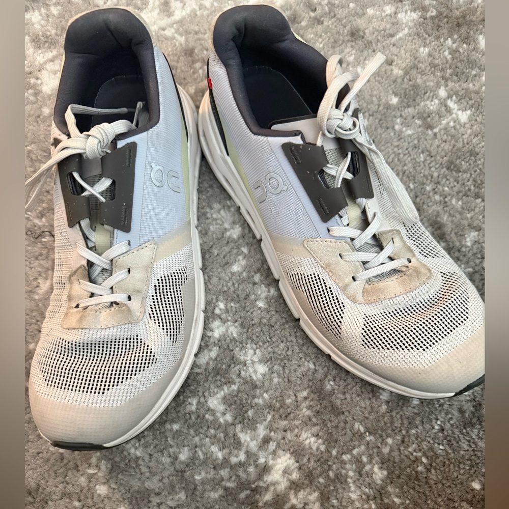 On Clouds sneakers